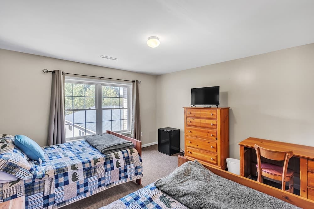 Green Goose Lodge - Studio Apt Sleeps 4 Condo interior in Waterford — gallery photo 2