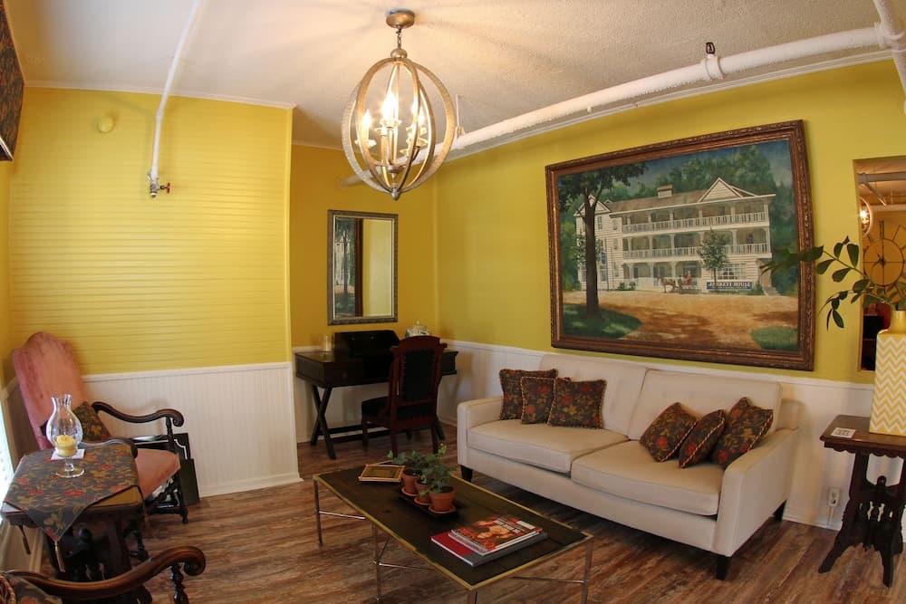 Jarrett House interior in Sylva, NC — gallery photo 2