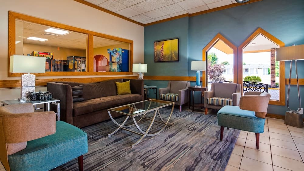 Best Western Woodhaven Inn interior in Woodhaven, MI — gallery photo 2