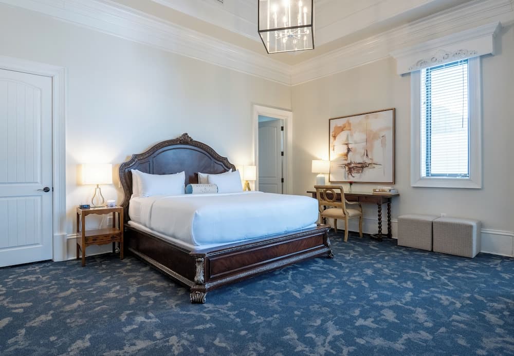 The Kentucky Castle — hotel in Versailles, Kentucky