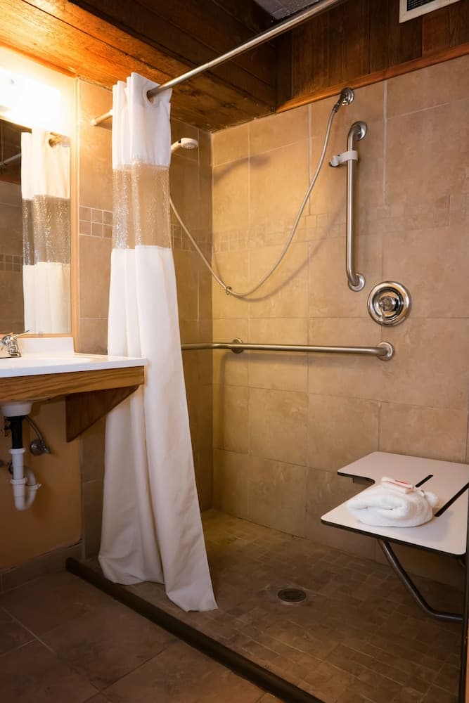 Days Inn by Wyndham West Allis/Milwaukee interior in Milwaukee, WI — gallery photo 2