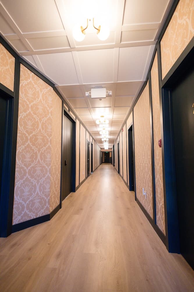 Speakeasy Suites interior in Nevada City, CA — gallery photo 2
