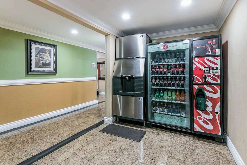 Quality Inn & Suites interior in College Park, GA — gallery photo 2