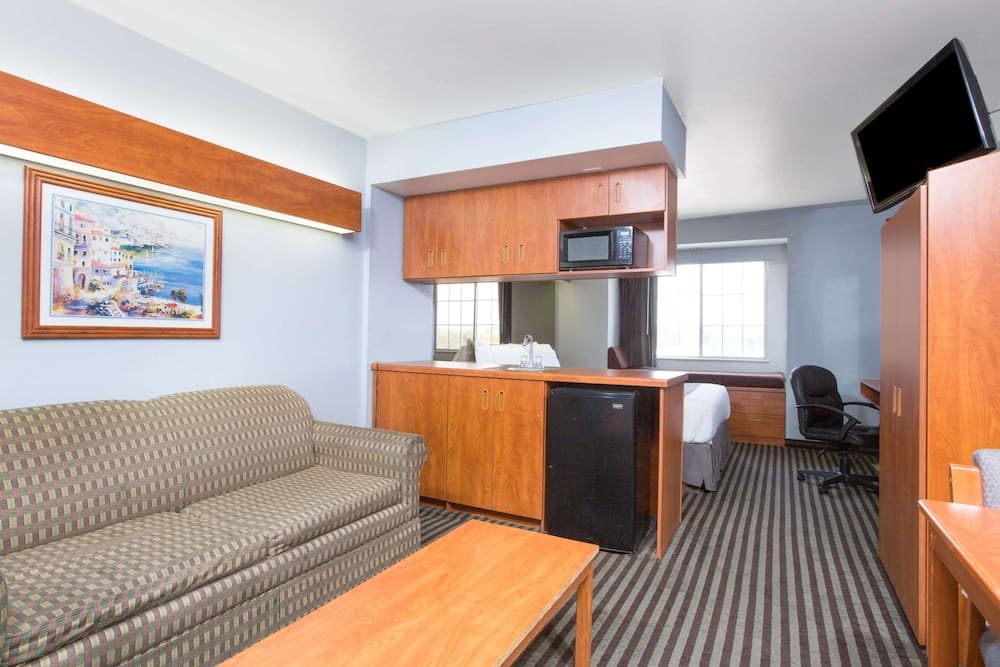 Microtel Inn & Suites by Wyndham Garland/Dallas gallery photo in Garland, TX — image 8