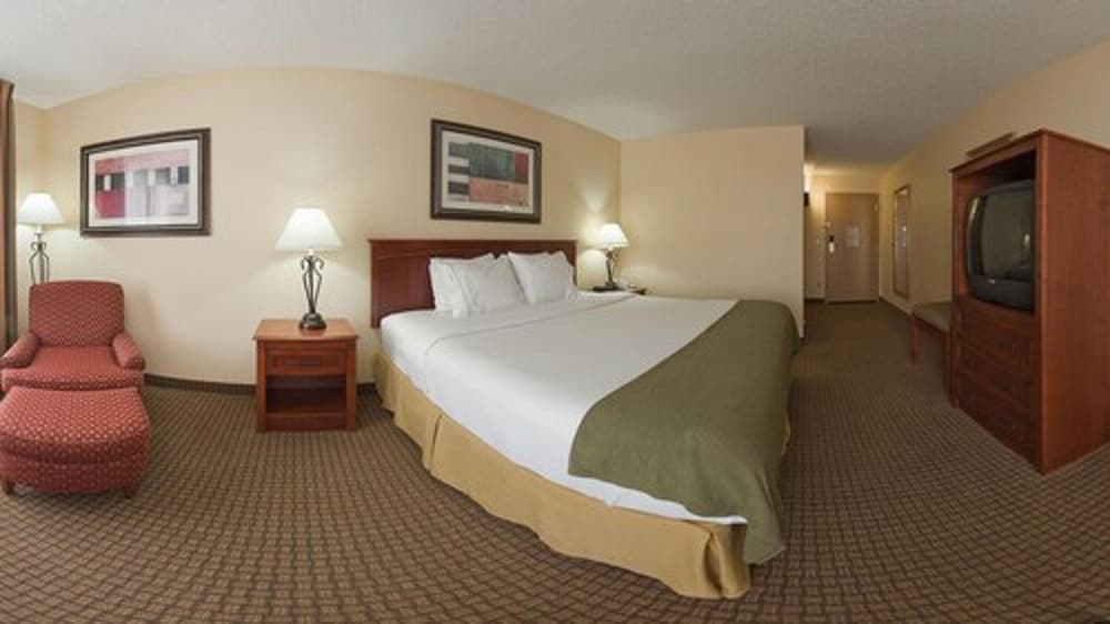 Holiday Inn Express and Suites Greenville by IHG property views in Greenville, MS — gallery photo 3
