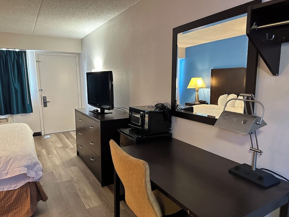 American Inn and Suites Bishop property views in Flint, MI — gallery photo 3