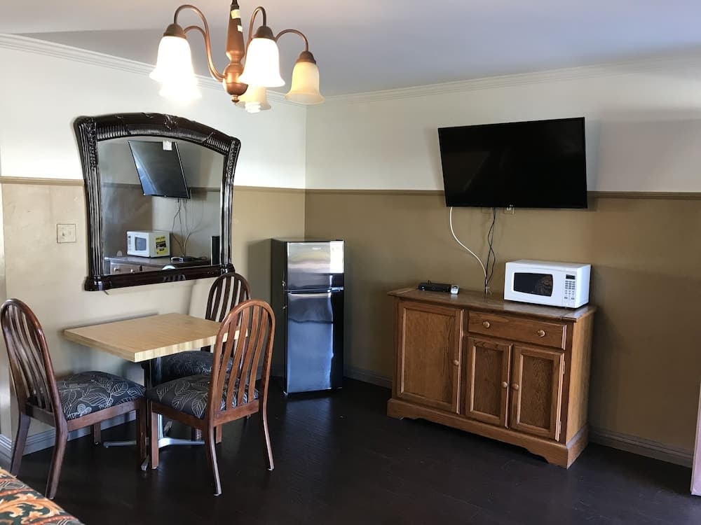 Sunshine Village Motel property views in Santa Ana, CA — gallery photo 3