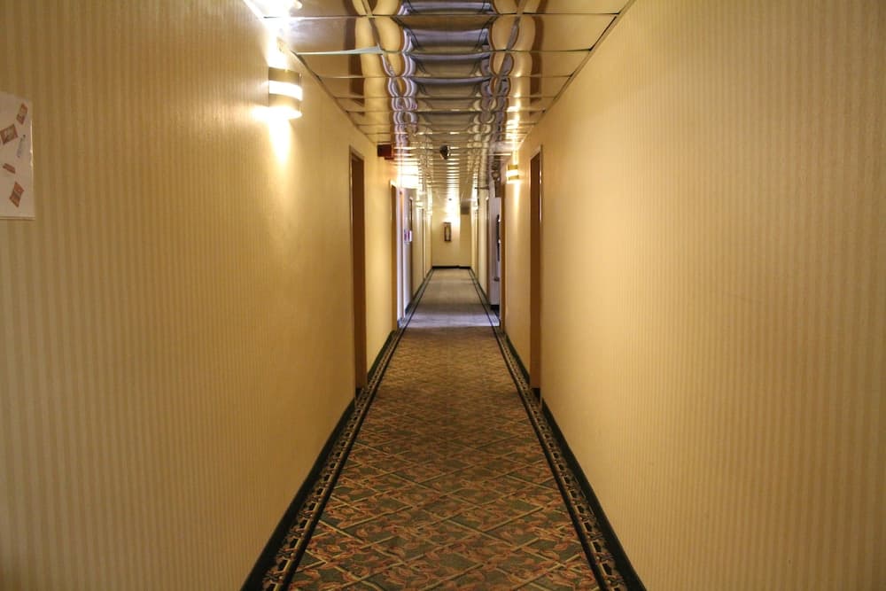 JFK Inn interior in Jamaica, NY — gallery photo 2