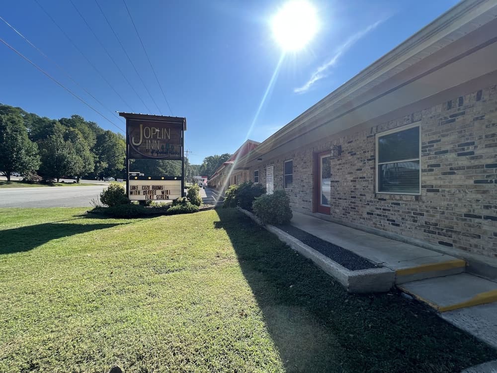 Queen Guest Room located at the Joplin Inn at the entrance to Mountain Harbor,, just 2 1/2 miles from Lake Ouachita. by RedAwning — hotel in Mount Ida, Arkansas