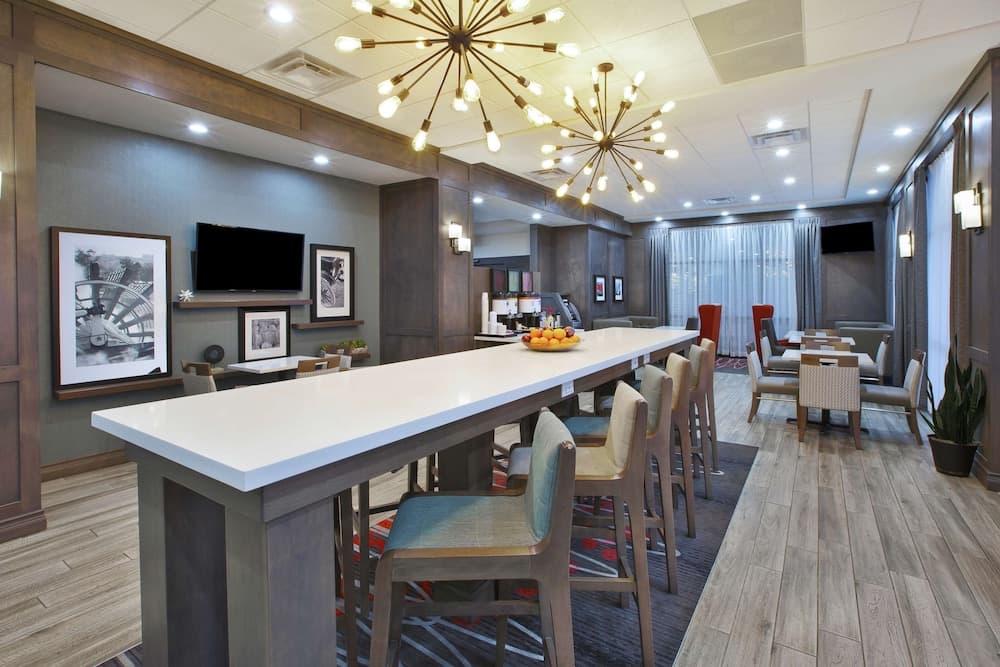 Hampton Inn by Hilton Detroit Dearborn interior in Dearborn, MI — gallery photo 2