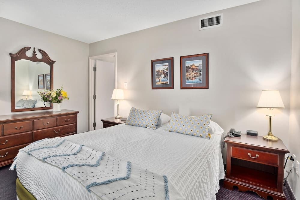 Second Conference Standard Suite Bay View interior in North East, MD — gallery photo 2