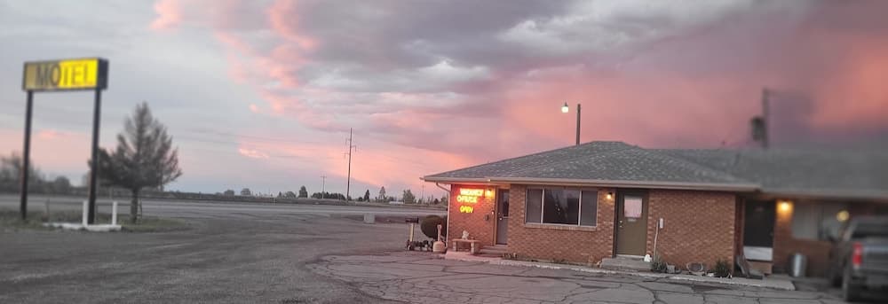 Tops Motel interior in Heyburn, ID — gallery photo 2
