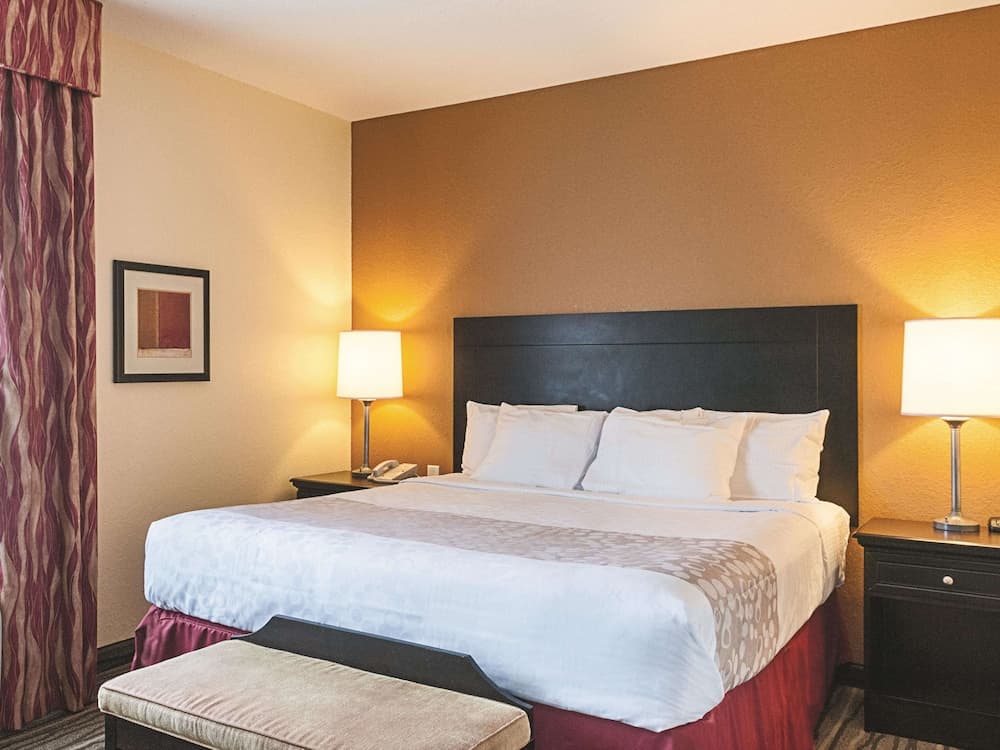 La Quinta Inn & Suites by Wyndham Slidell - North Shore Area interior in Slidell, LA — gallery photo 2