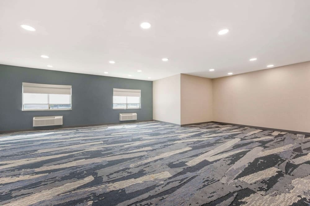 Comfort Inn Kendallville East gallery photo in Kendallville, IN — image 9
