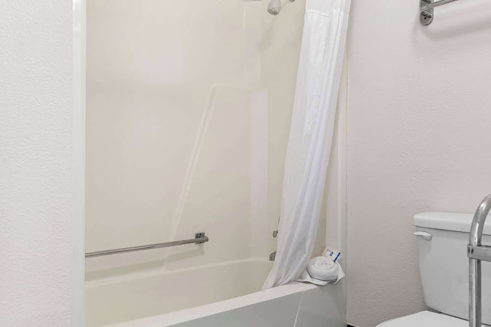 Rodeway Inn & Suites Saginaw I-675 gallery photo in Saginaw, MI — image 30