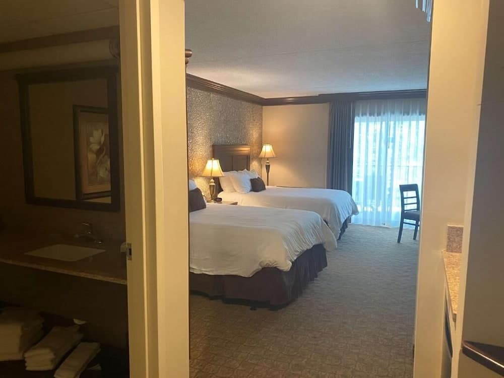 Fourwinds Lakeside Inn & Marina property views in Bloomington, IN — gallery photo 3