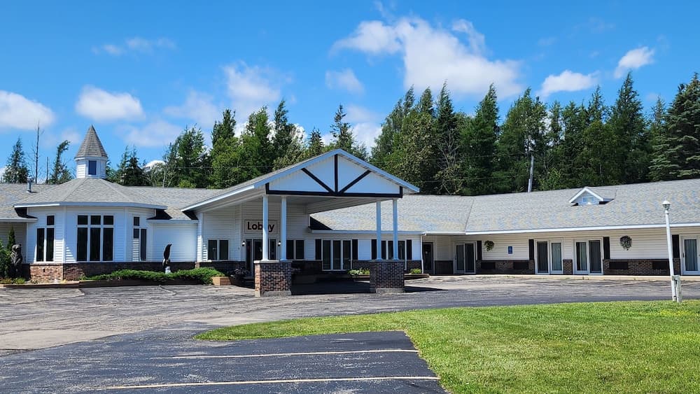 Econo Lodge Lakeshore featured exterior or lobby in Manistique, MI — similar hotel