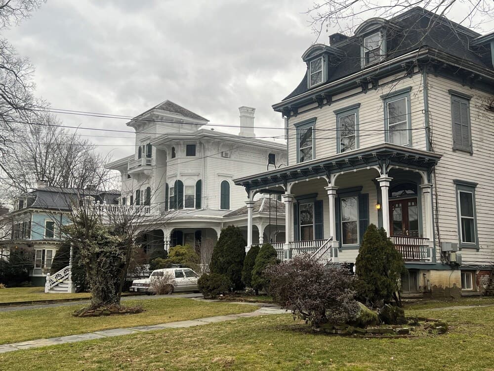 2Br Private Victorian Apartment in City Location on Half Acre Sleeps 5 — hotel in Poughkeepsie, New York