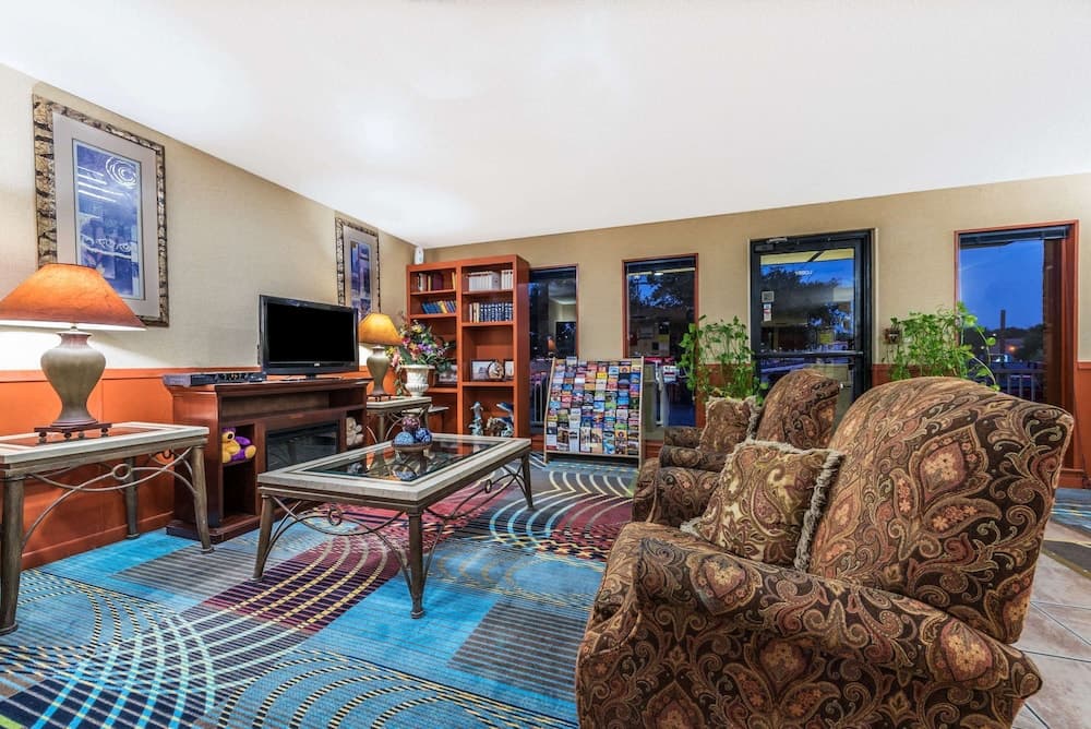 Super 8 by Wyndham Denton interior in Denton, TX — gallery photo 2