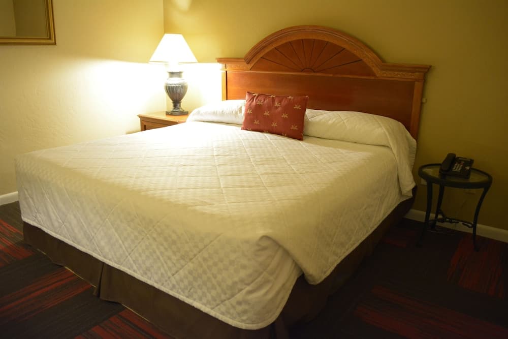 Crystal Cove Hotel interior in Palatka, FL — gallery photo 2