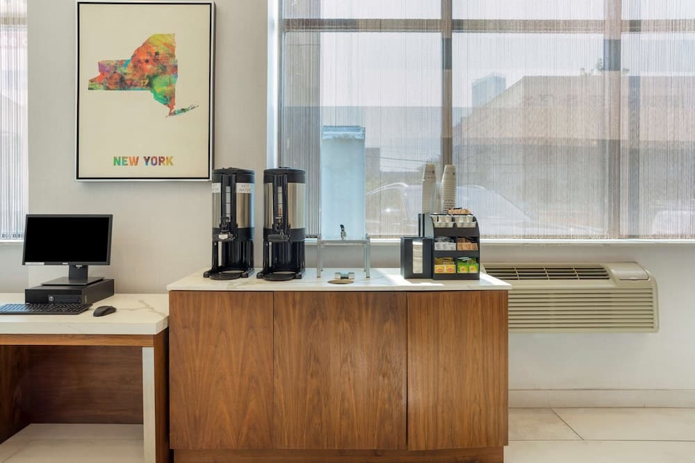 Best Western Plus Plaza Hotel property views in Long Island City, NY — gallery photo 3