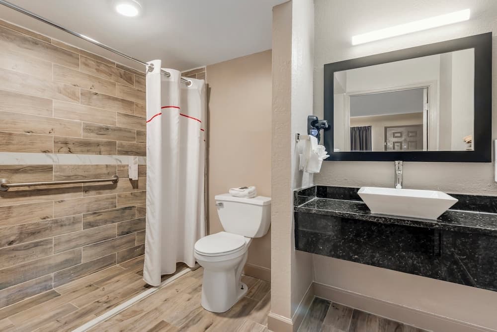 Red Roof Inn Kissimmee interior in Kissimmee, FL — gallery photo 2