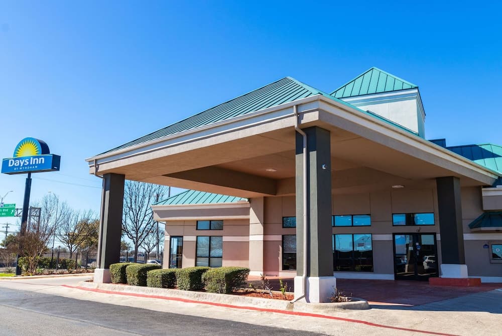 Days Inn by Wyndham Central San Antonio NW Medical Center property views in San Antonio, TX — gallery photo 3