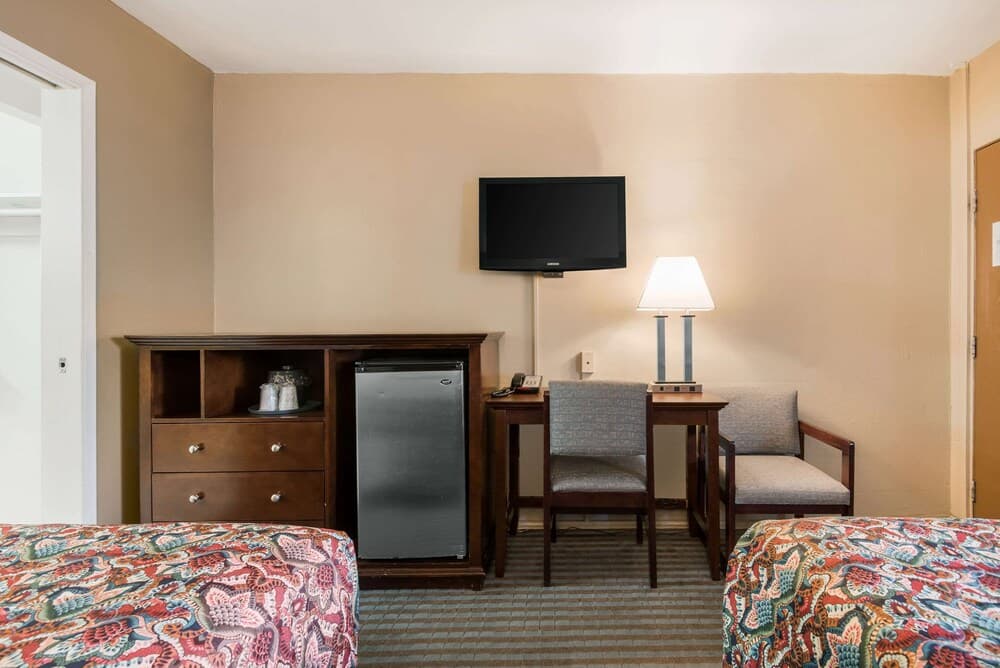 Rodeway Inn Regalodge gallery photo in Glendale, CA — image 23