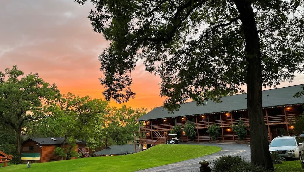 Cedar Lodge and Settlement featured exterior or lobby in Wisconsin Dells, WI — similar hotel