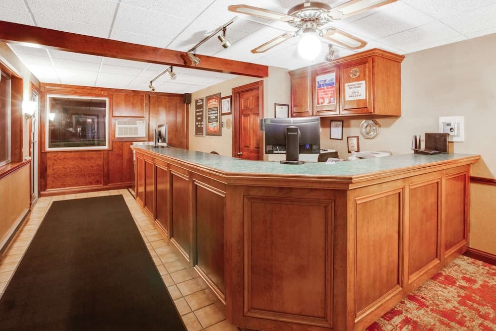 Super 8 by Wyndham Mackinaw City/Beachfront Area interior in Mackinaw City, MI — gallery photo 2
