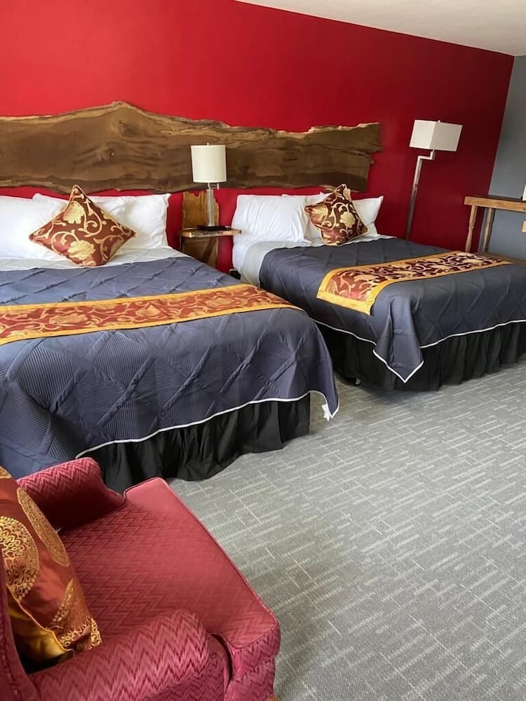 Tri-States Wood Inn featured exterior or lobby in Dickeyville, WI — similar hotel