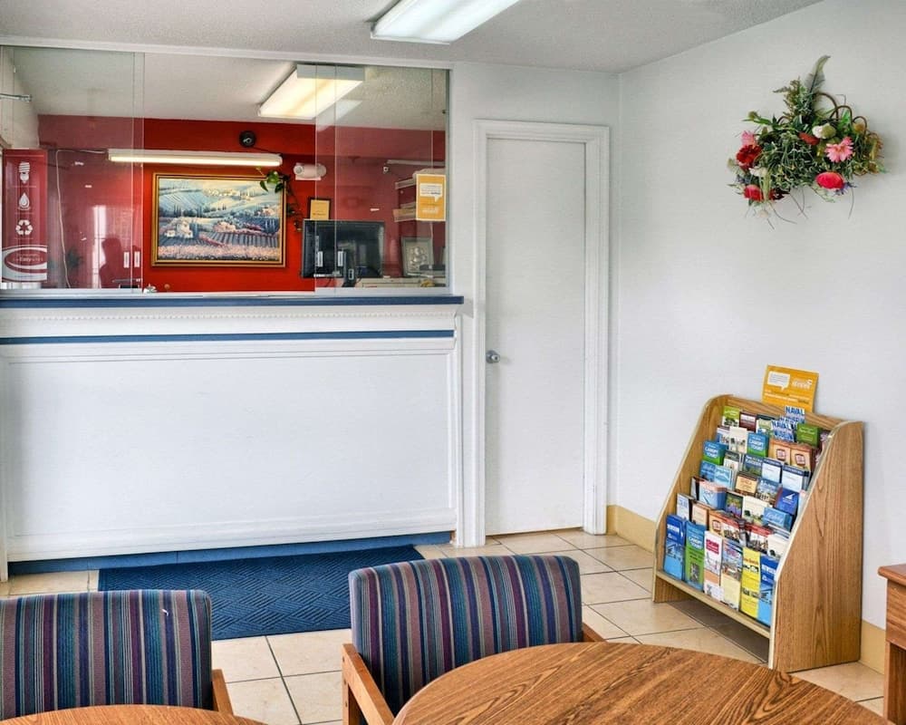 Econo Lodge Ruther Glen interior in Ruther Glen, VA — gallery photo 2