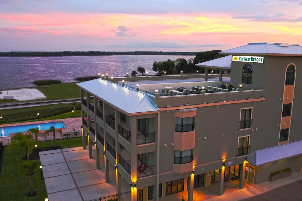 The Citrus on the Lake featured exterior or lobby in Tavares, FL — similar hotel