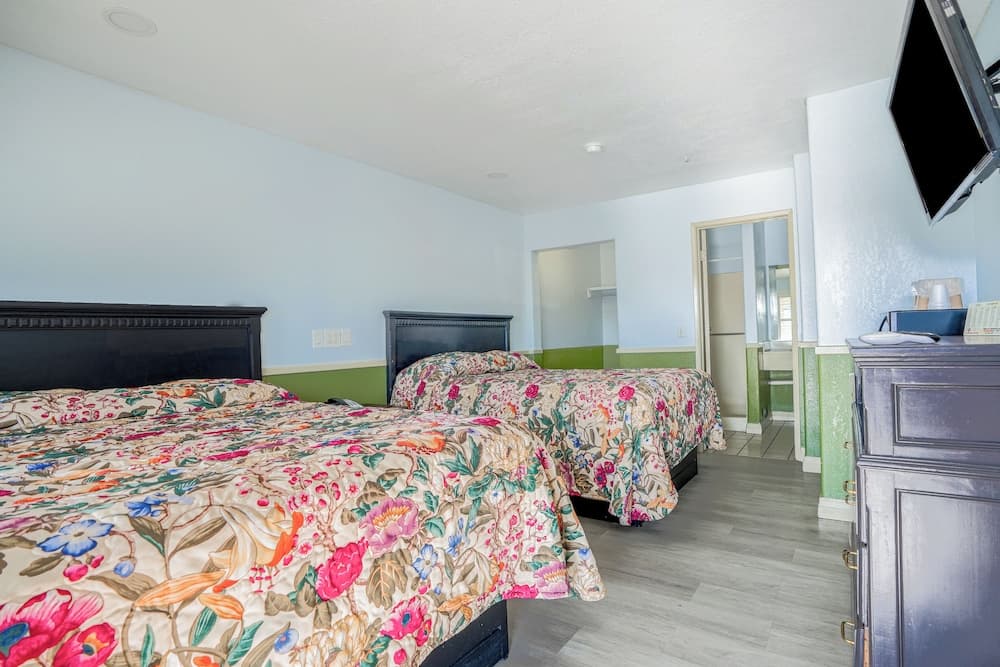 Day&Night Inn gallery photo in Hesperia, CA — image 9