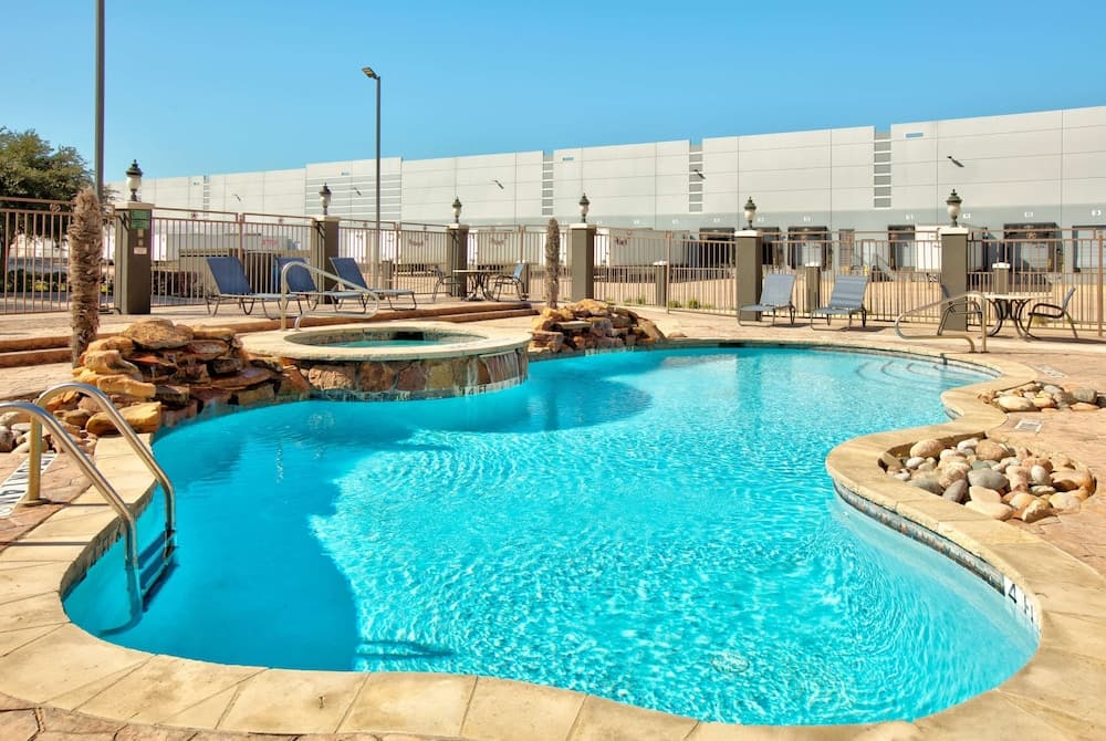La Quinta Inn & Suites by Wyndham Dallas Grand Prairie South gallery photo in Grand Prairie, TX — image 10
