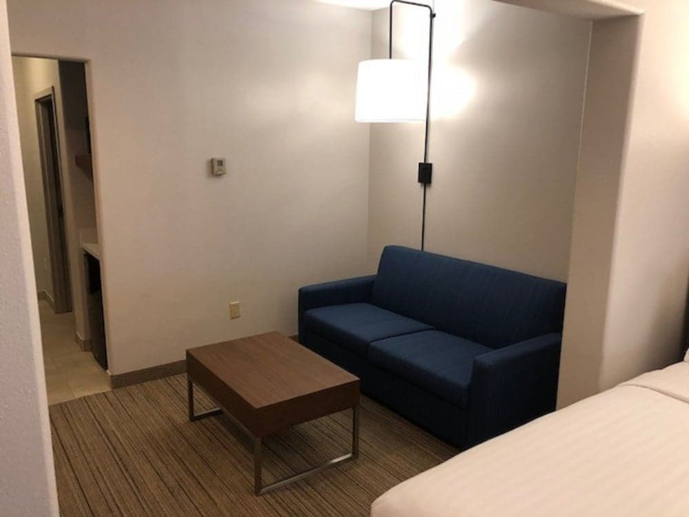 Holiday Inn Express & Suites Rio Grand by IHG interior in Rio Grande City, TX — gallery photo 2
