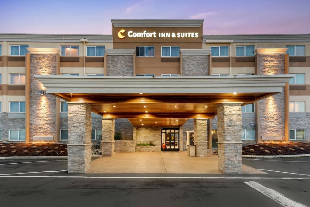 Comfort Inn & Suites Tigard near Washington Square featured exterior or lobby in Tigard, OR — similar hotel