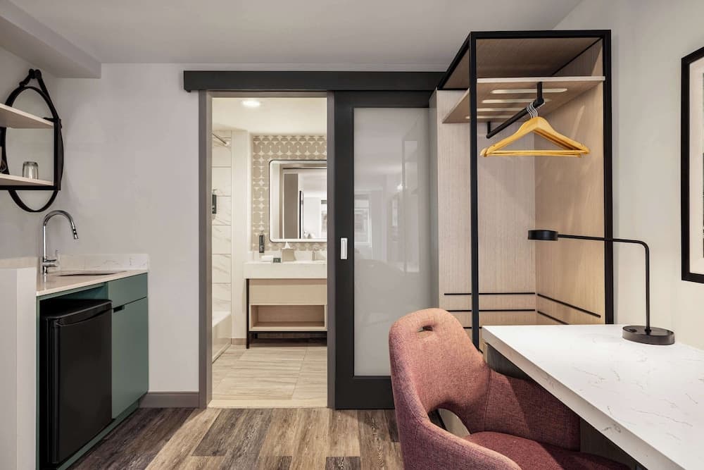 DoubleTree by Hilton New York Midtown Fifth Ave interior in New York, NY — gallery photo 2