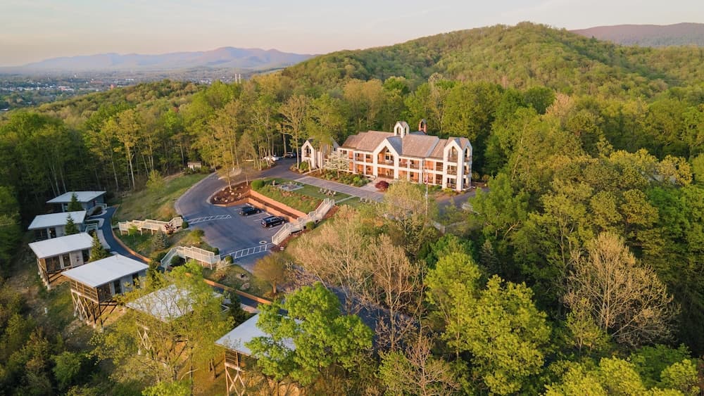 Iris Inn and Cabins — hotel in Waynesboro, Virginia