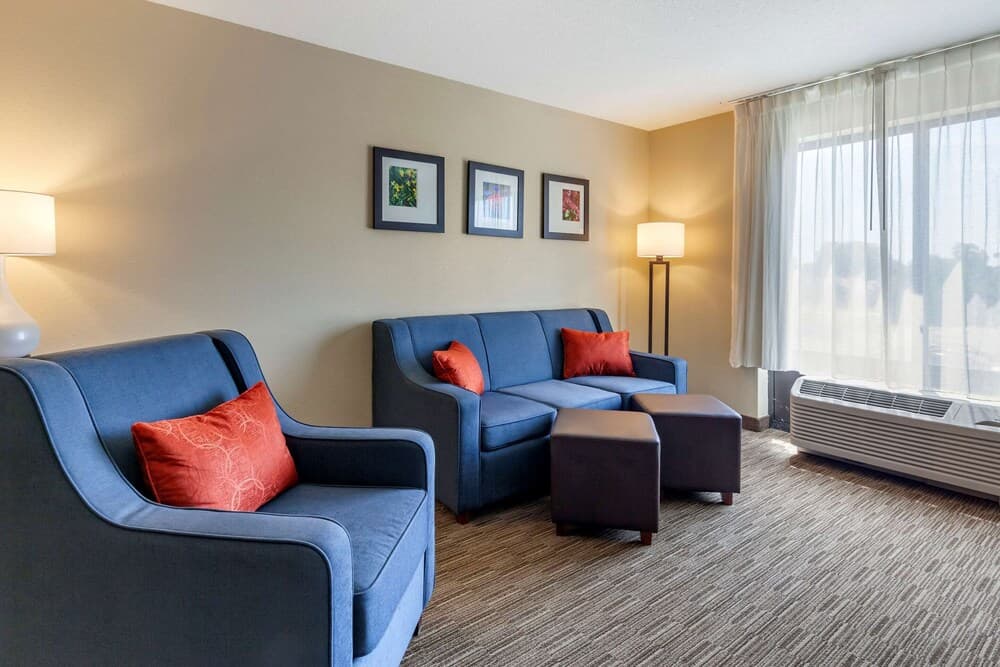 Comfort Suites Oshkosh West gallery photo in Oshkosh, WI — image 27