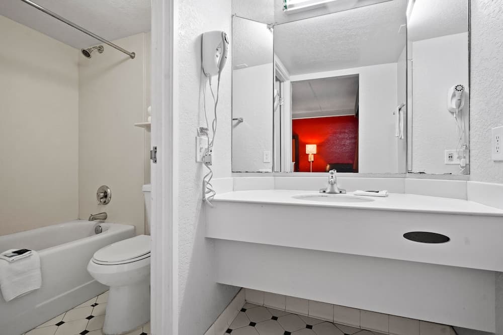 La Quinta Inn by Wyndham Costa Mesa / Newport Beach gallery photo in Costa Mesa, CA — image 51
