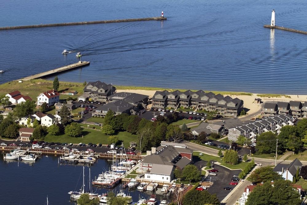 Harbor Lights Resort featured exterior or lobby in Frankfort, MI — similar hotel