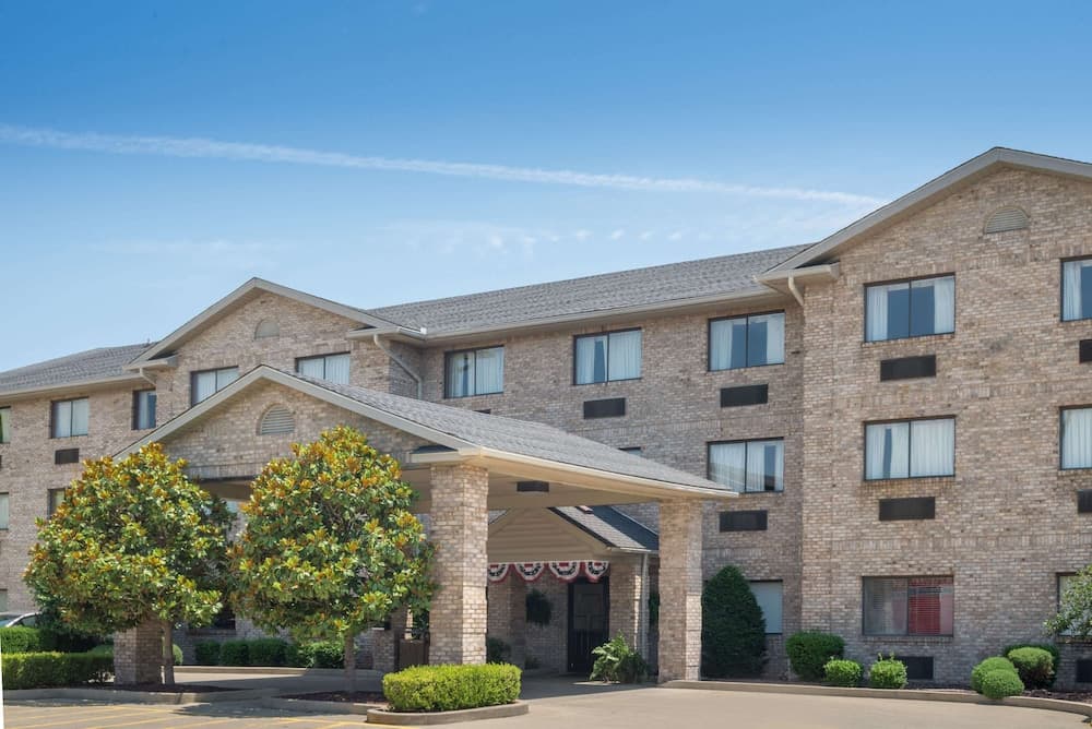Ramada by Wyndham Catlettsburg/Ashland featured exterior or lobby in Catlettsburg, KY — similar hotel