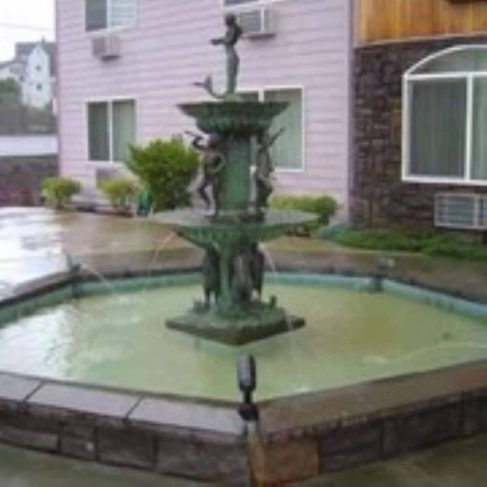 Palace Inn Suites Lincoln City property views in Lincoln City, OR — gallery photo 3