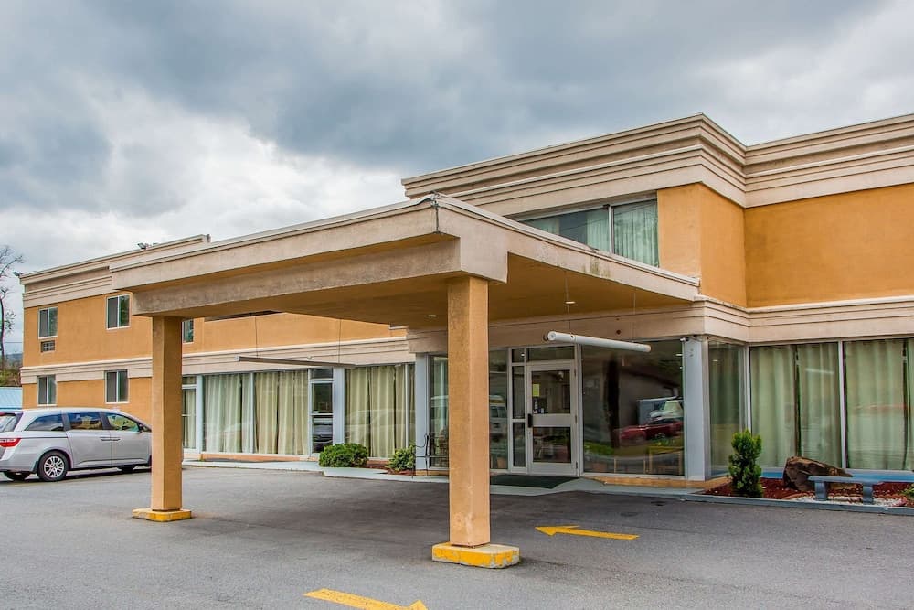 Rodeway Inn Bedford featured exterior or lobby in Bedford, PA — similar hotel