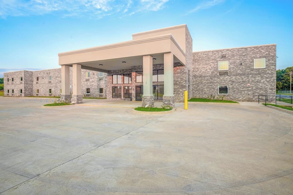 OYO Hotel Adairsville Calhoun South I-75 featured exterior or lobby in Adairsville, GA — similar hotel