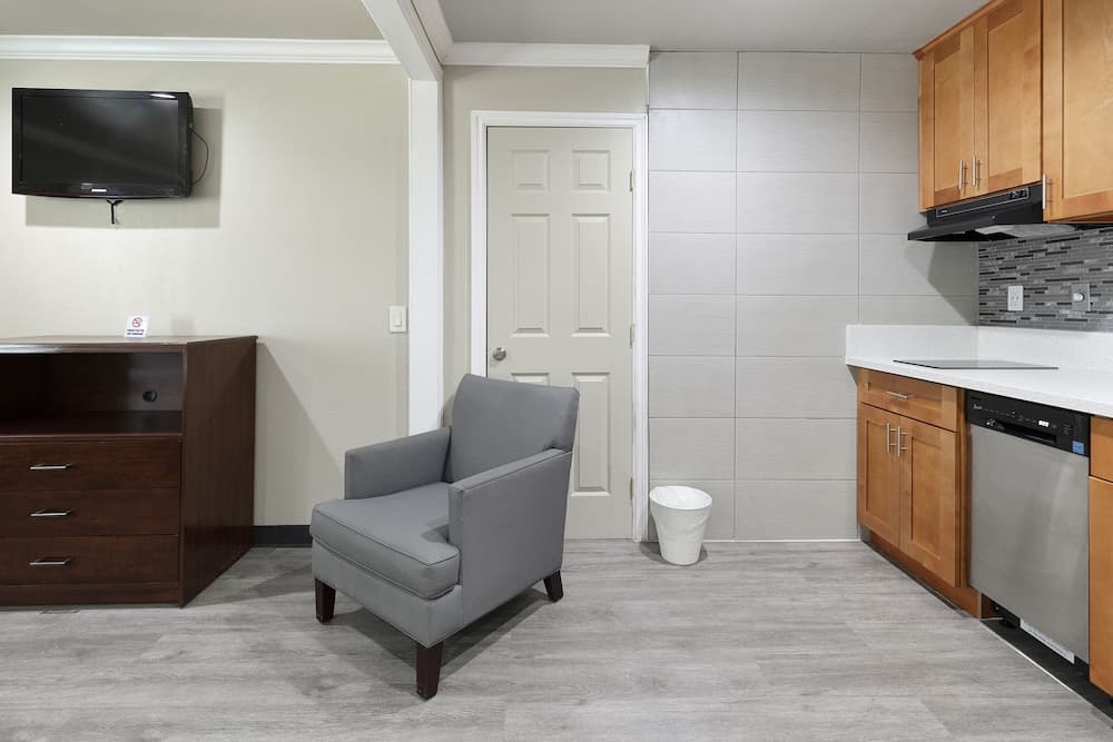 Le Blanc Inn & Suites gallery photo in El Monte, CA — image 21