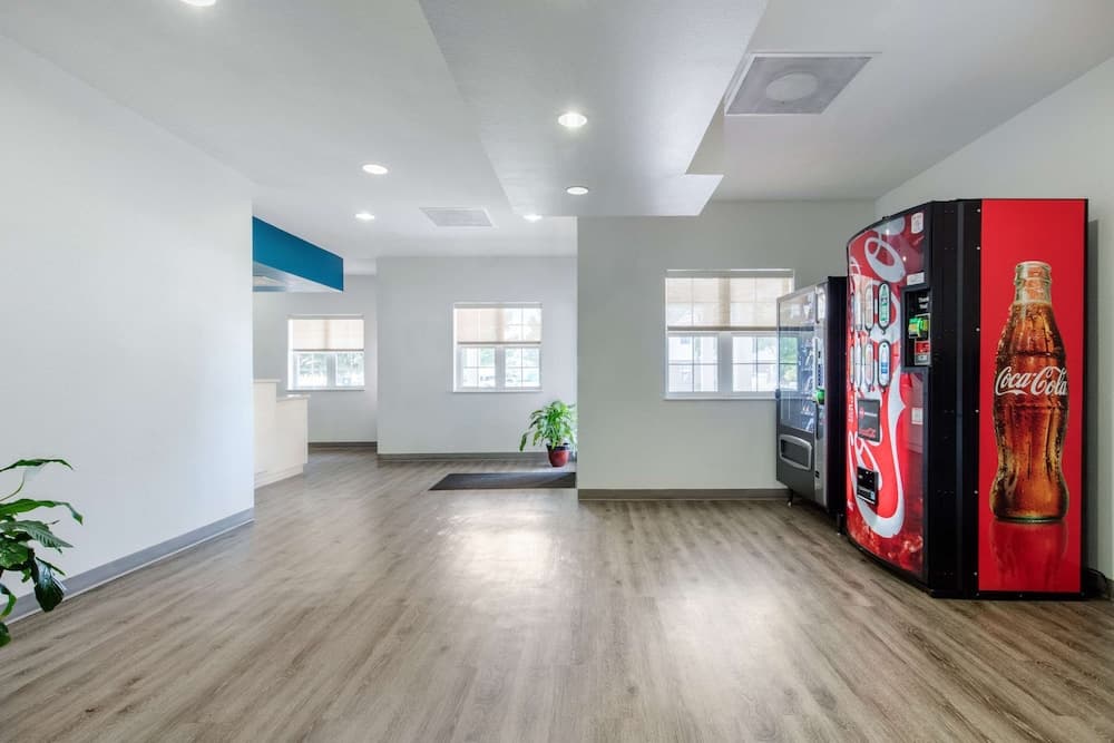 Suburban Studios Birmingham Homewood I-65 property views in Birmingham, AL — gallery photo 3