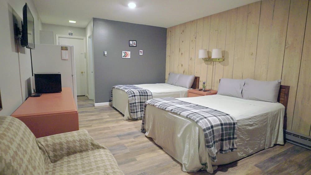 Pinnacle Lodge interior in Bondville — gallery photo 2
