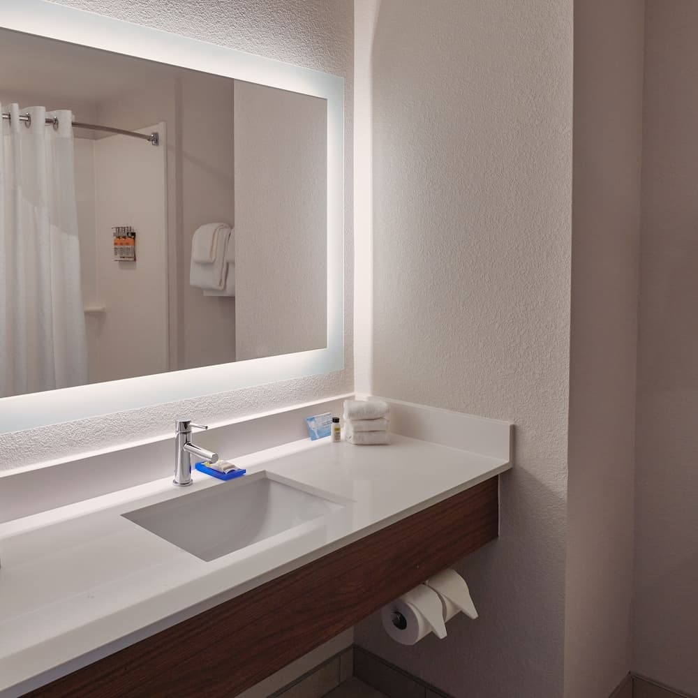 Holiday Inn Express & Suites Akron Regional Airport Area by IHG interior in Akron, OH — gallery photo 2